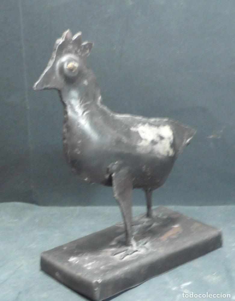 Coleccionismo: PEQUE&Ntilde;A GALLINA EN METAL - Foto 2
