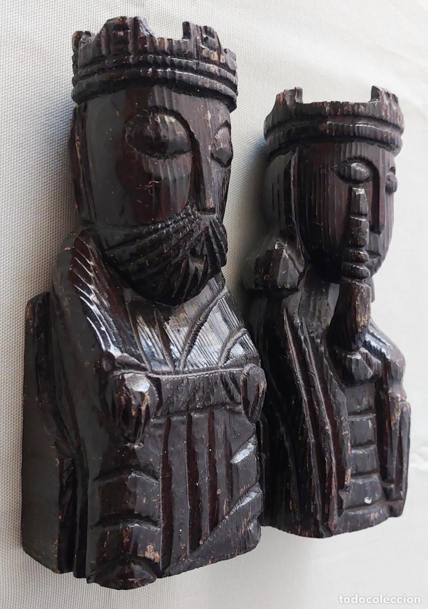 Coleccionismo: Pareja esculturas reyes sujeta libros de madera pintada