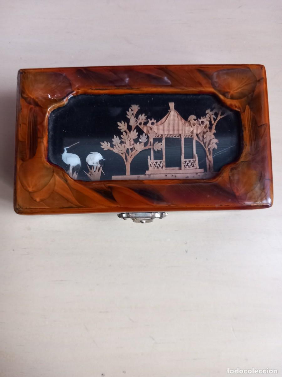 Coleccionismo: Joyero de madera lacada y diorama en corcho. - Foto 1