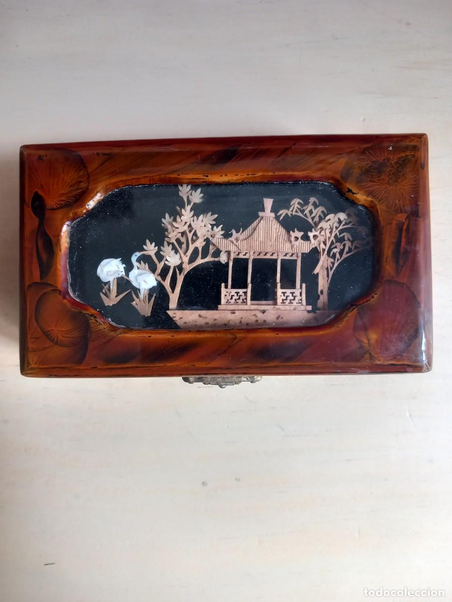 Coleccionismo: Joyero de madera lacada y diorama en corcho. - Foto 1