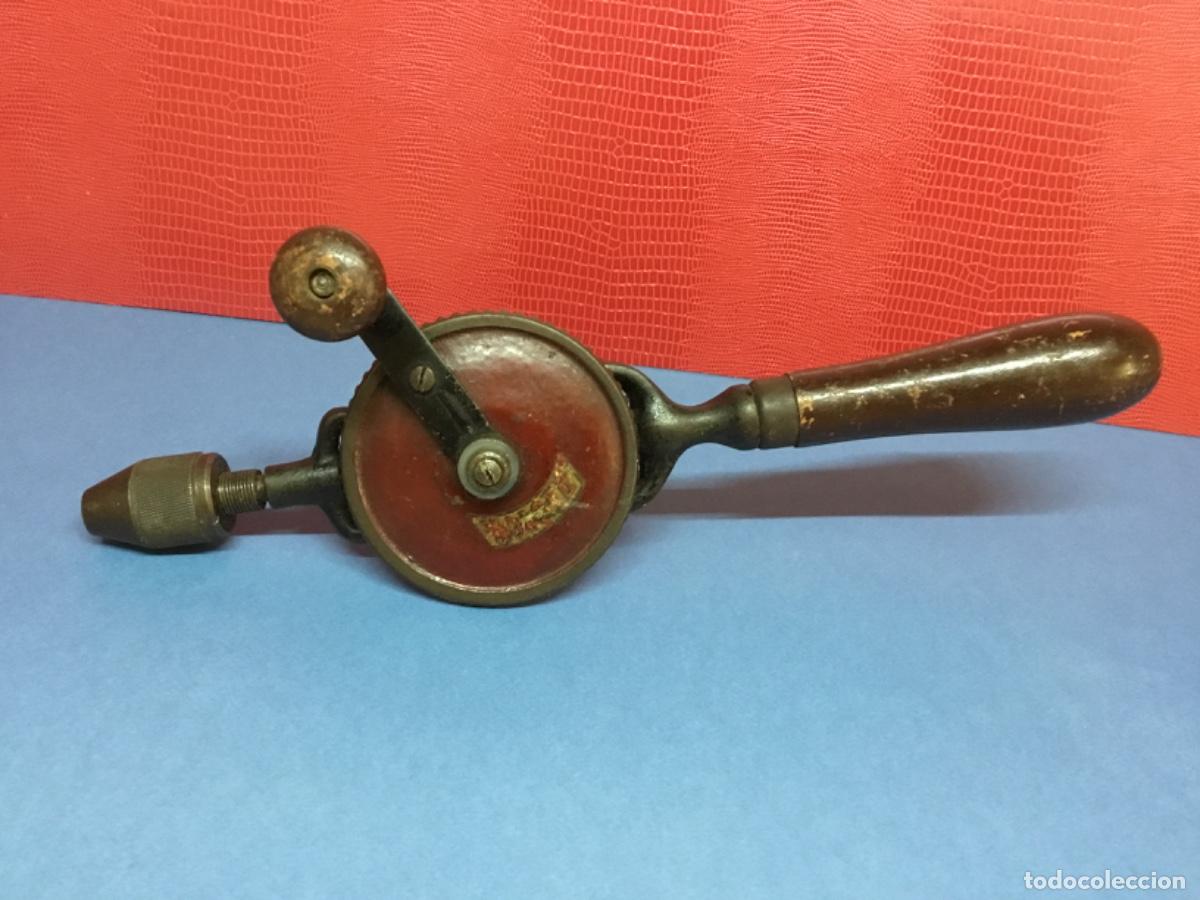 Coleccionismo: Antiguo taladro berbiqu&iacute; de carpintero - Foto 1