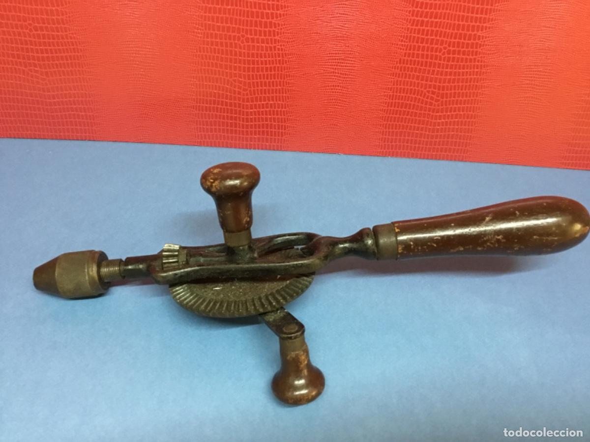 Coleccionismo: Antiguo taladro berbiqu&iacute; de carpintero - Foto 2