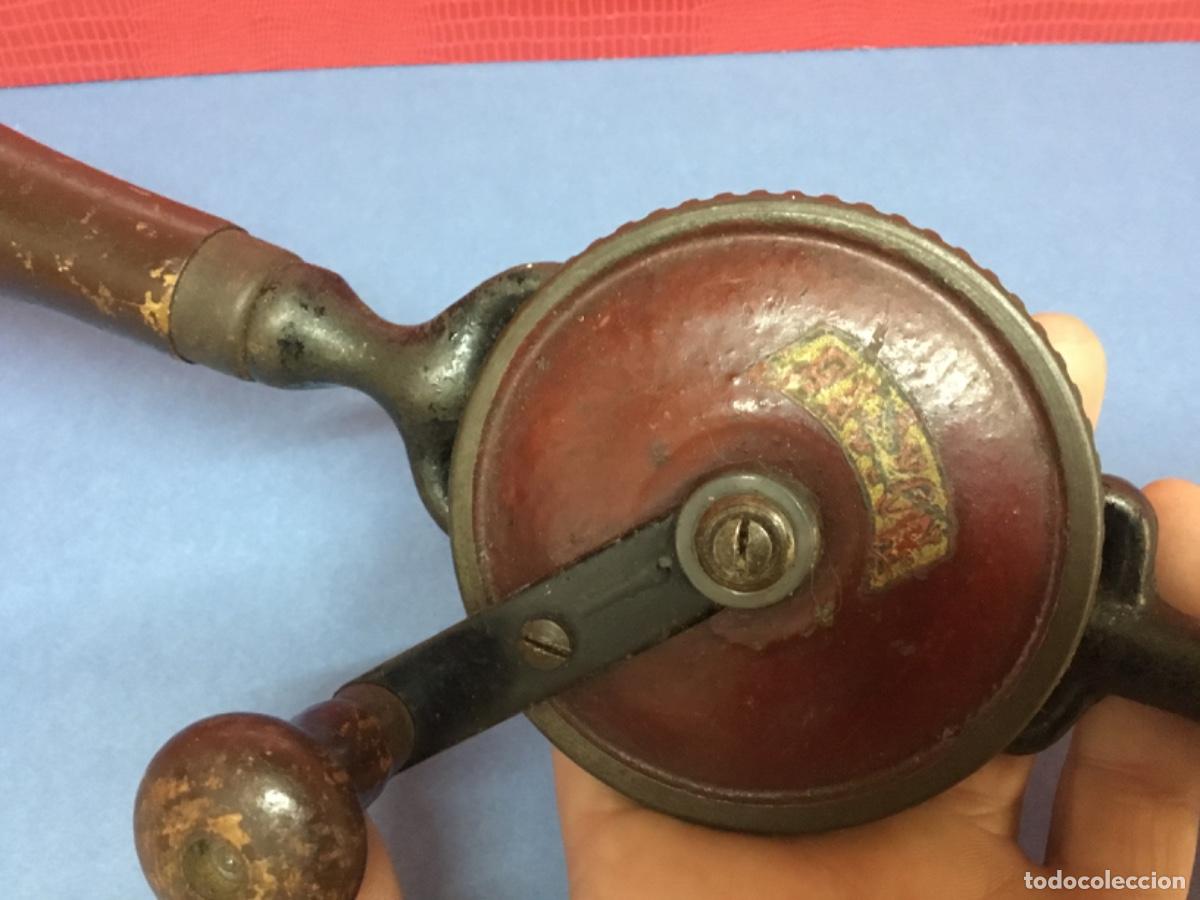 Coleccionismo: Antiguo taladro berbiqu&iacute; de carpintero - Foto 3
