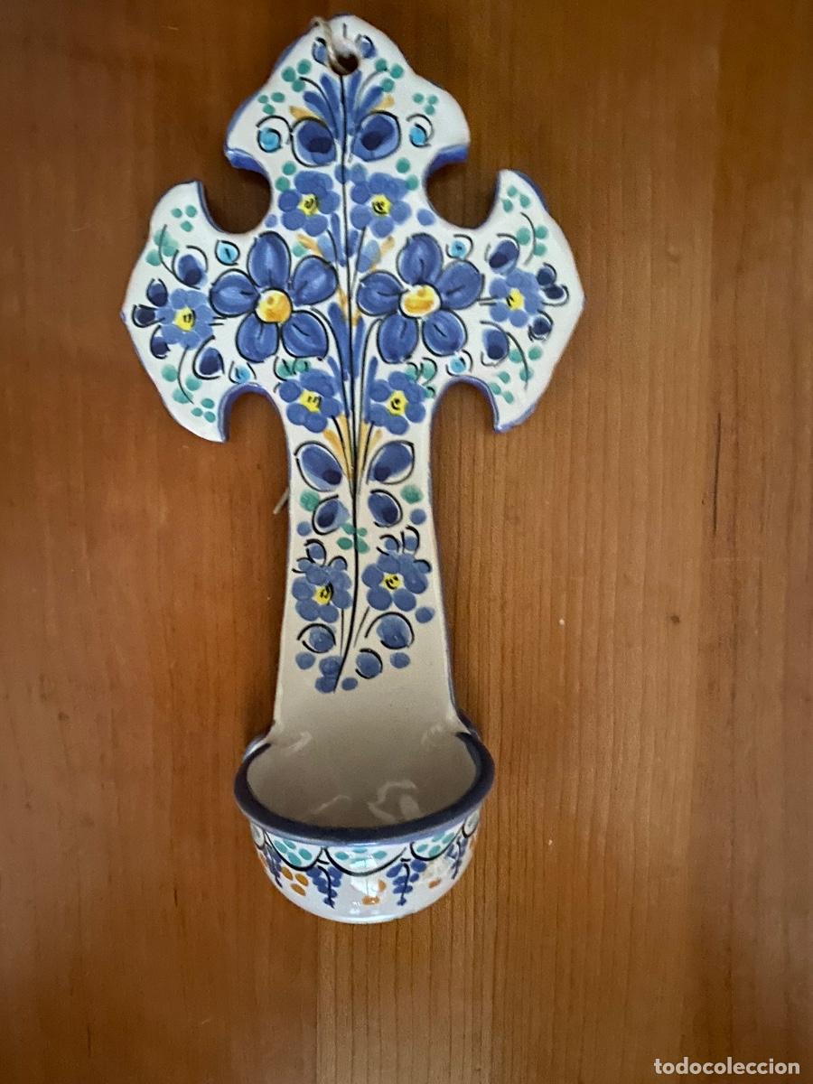 Coleccionismo: Cruz de cer&aacute;mica con benditera.