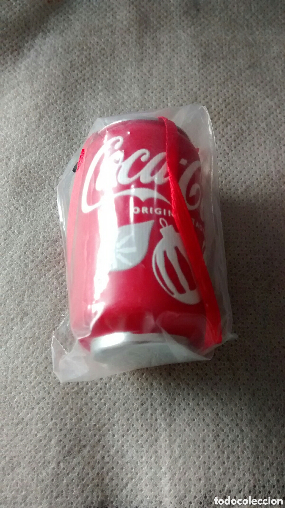 Coleccionismo: ADORNO NAVIDAD O LLAVERO COCA COLA. PRODUCTO ORIGINAL QUE IMITA UNA LATA. NUEVO SIN DESPRECINTAR