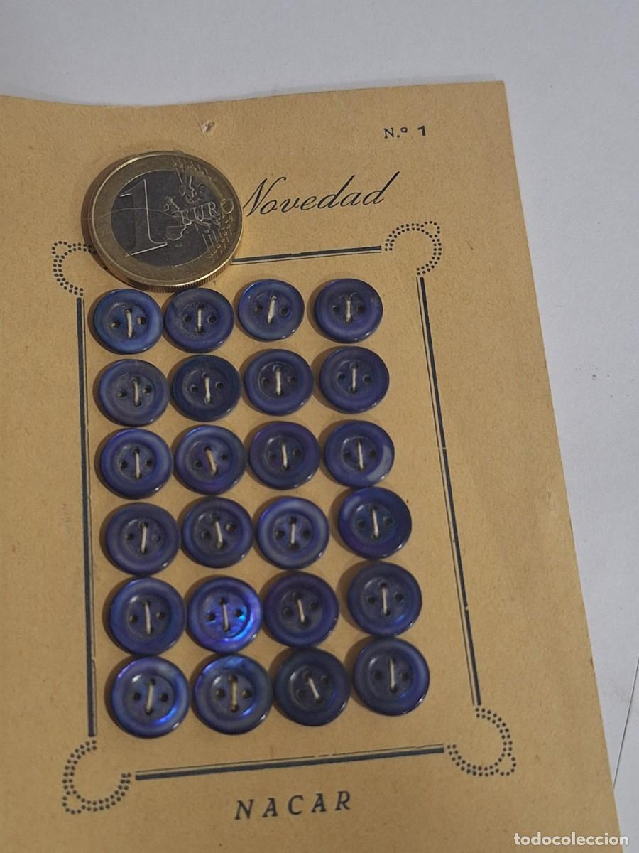 Coleccionismo: Peque&ntilde;as botones nacar azules . - Foto 3