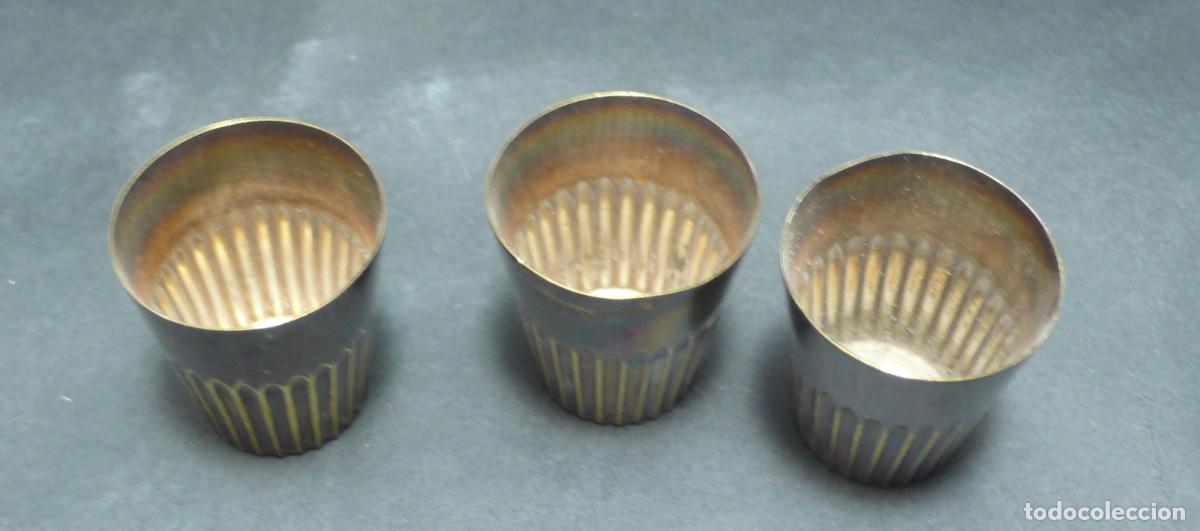 Coleccionismo: TRES VASOS PEQUE&Ntilde;OS D METAL - Foto 2