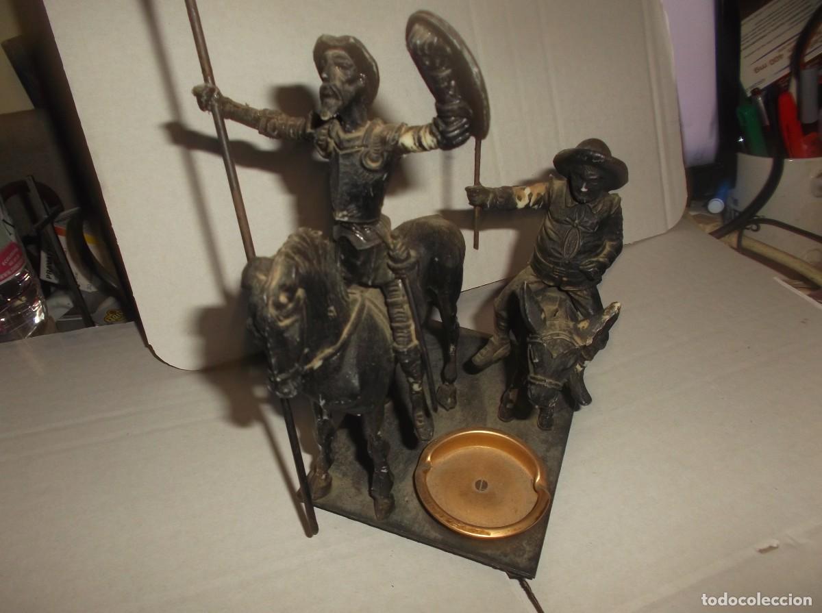 Coleccionismo: ANTIGUA PLATAFORMA METAL CON CENICERO ALUMINIO Y FIGURAS GOMA DURA DE D.QUIJOTE Y SANCHO PANZA
