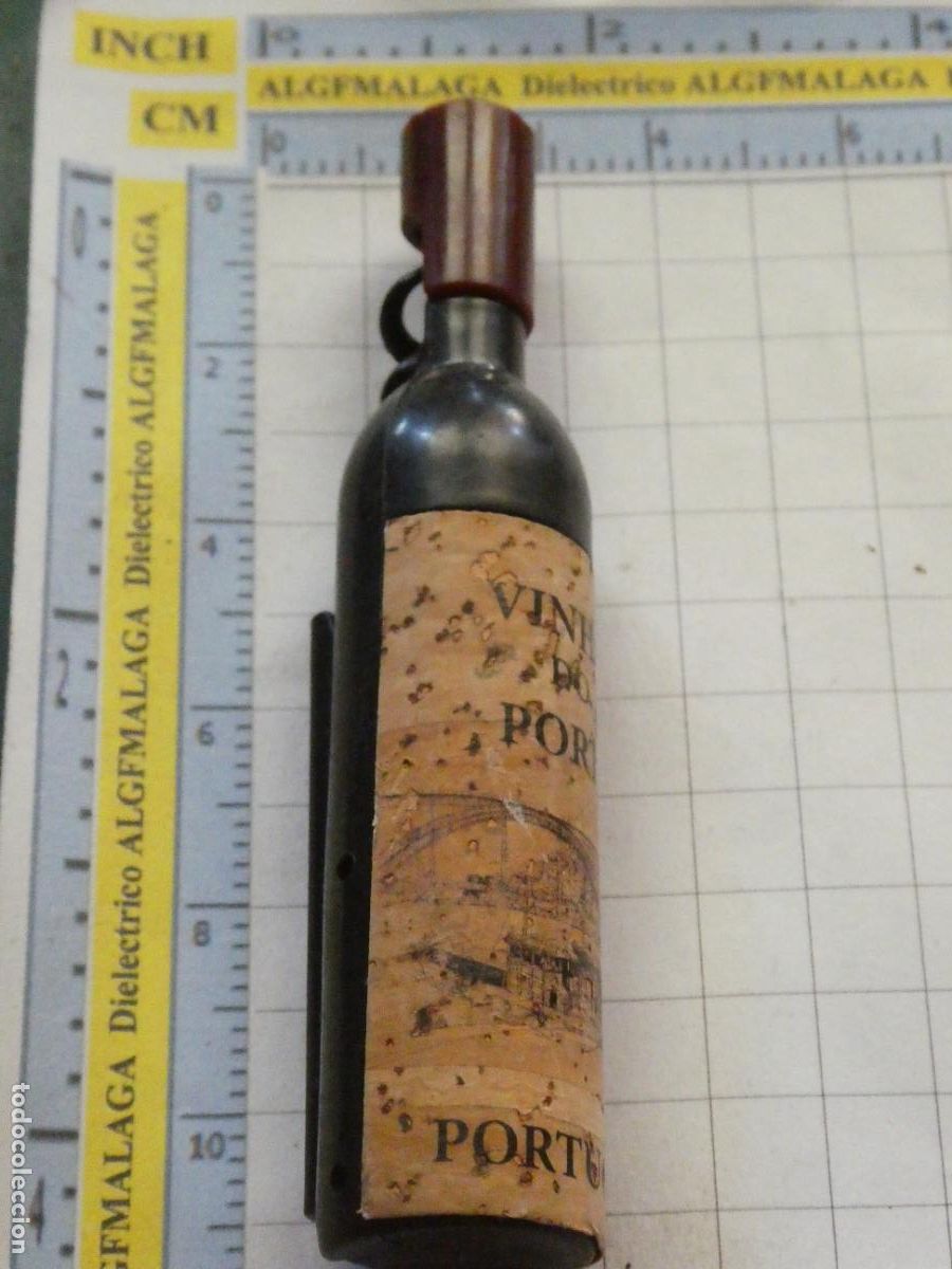 Coleccionismo: IM&Aacute;N DE NEVERA. SOUVENIR RECUERDO. BOTELLA DE VINO DE OPORTO PORTUGAL CON ABRIDOR