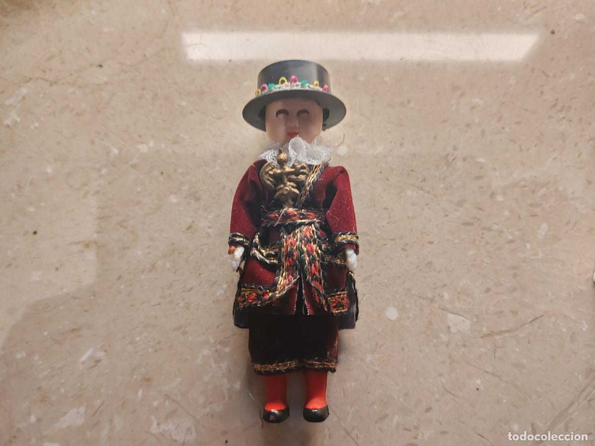 Colecionismo: Mu&ntilde;eco tradicional con traje folcl&oacute;rico bordado &ndash; figura artesanal estilo andino ojos moviles