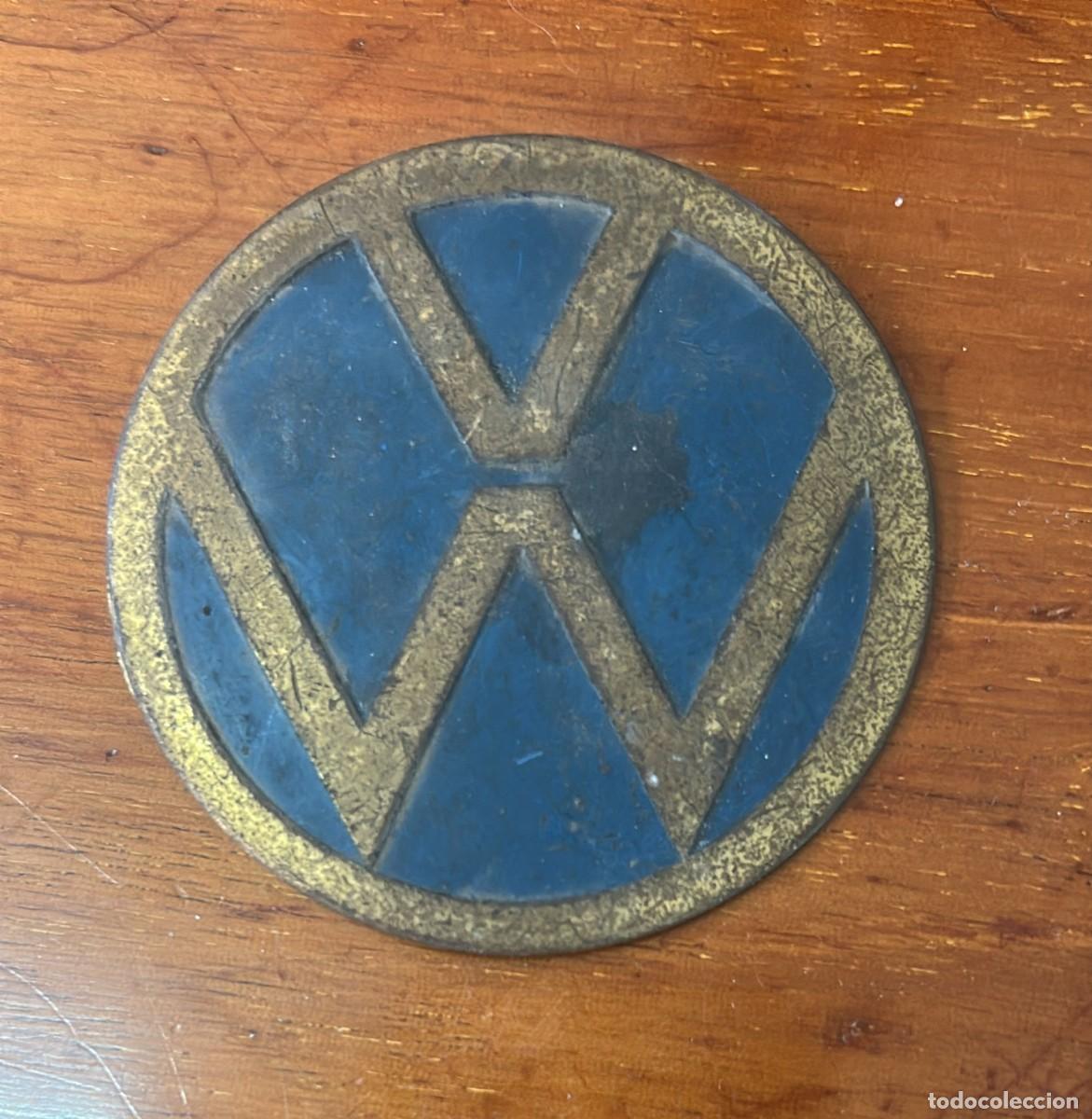 Coleccionismo: INSIGNIA ANTIGUA DE VOLKSWAGEN DE LATON SERIGRAFIADO DE 6,5 CMS. DE DIAMETRO