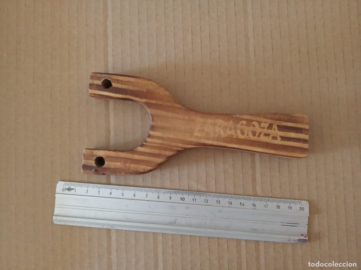 Coleccionismo: Souvenir 2 pistolas de madera y regalo - Foto 1