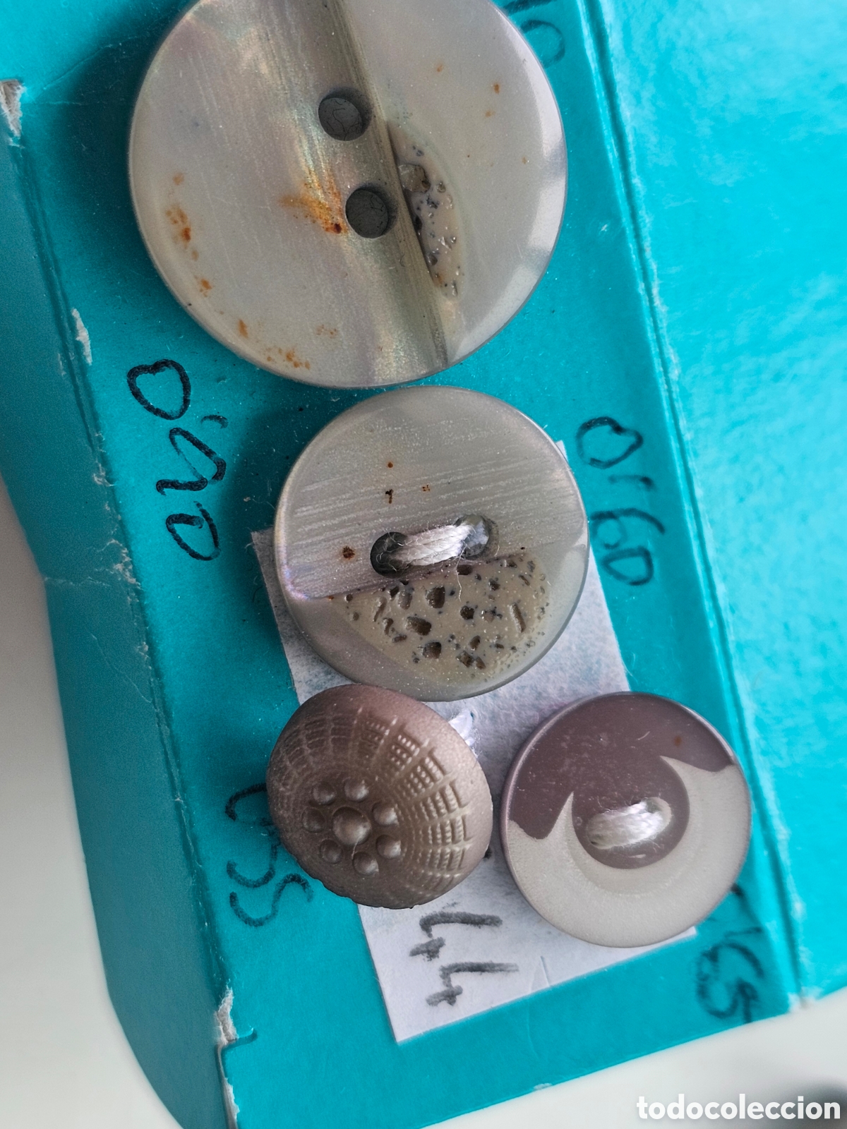Coleccionismo: Caja de botones gris plateados - Foto 3