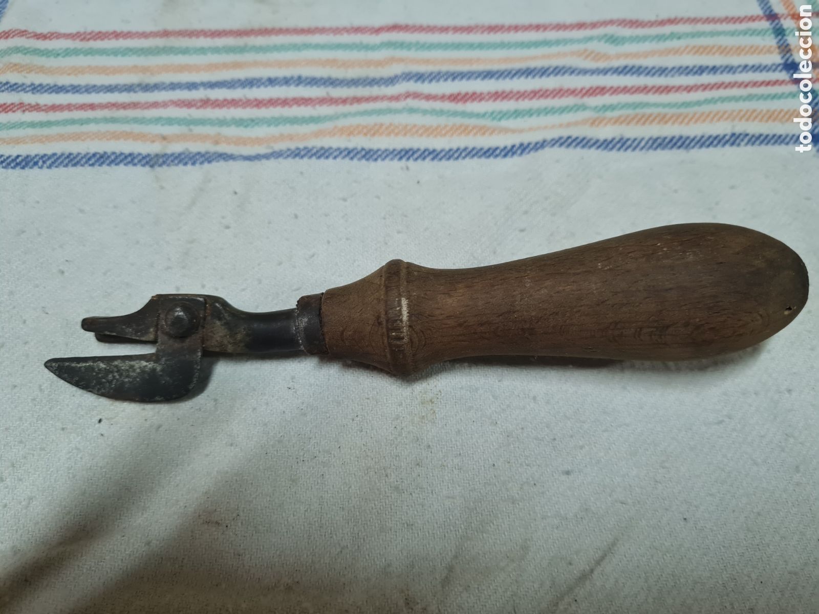 Coleccionismo: Antiguo abre latas con mango de madera - Foto 2