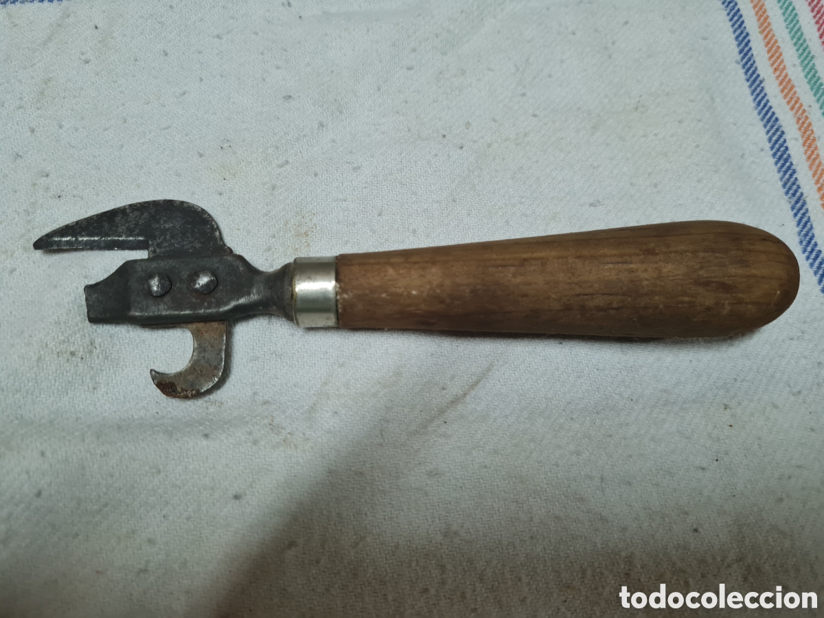 Coleccionismo: Antiguo abre latas con mango de madera - Foto 1