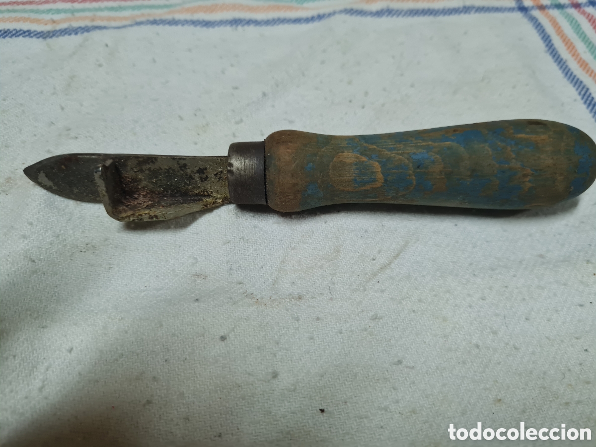 Coleccionismo: Antiguo abre latas con mango de madera - Foto 2