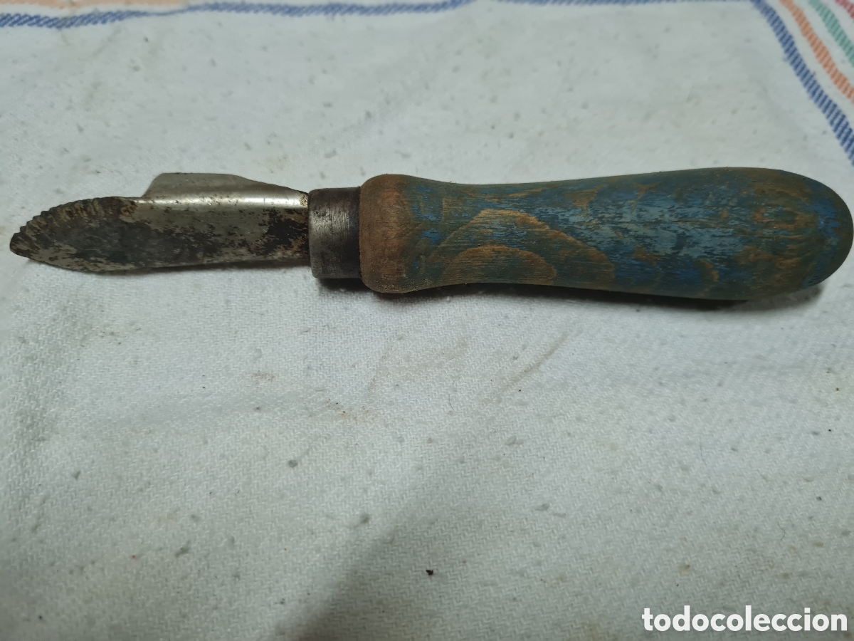Coleccionismo: Antiguo abre latas con mango de madera - Foto 1