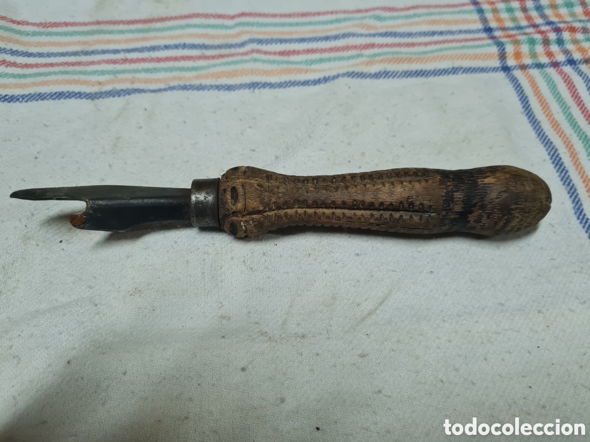 Coleccionismo: Antiguo abre latas con mango de madera - Foto 2