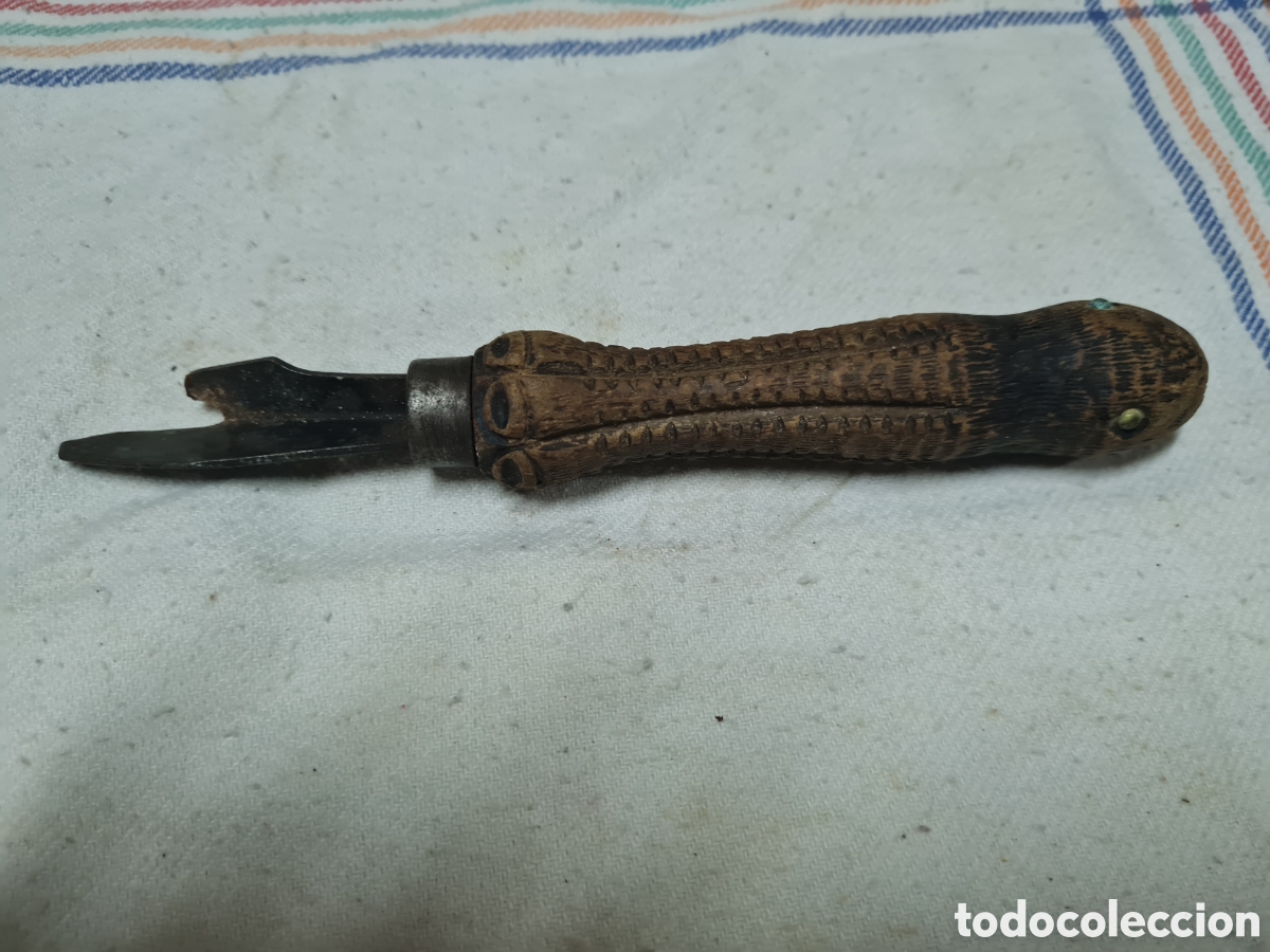 Coleccionismo: Antiguo abre latas con mango de madera - Foto 1