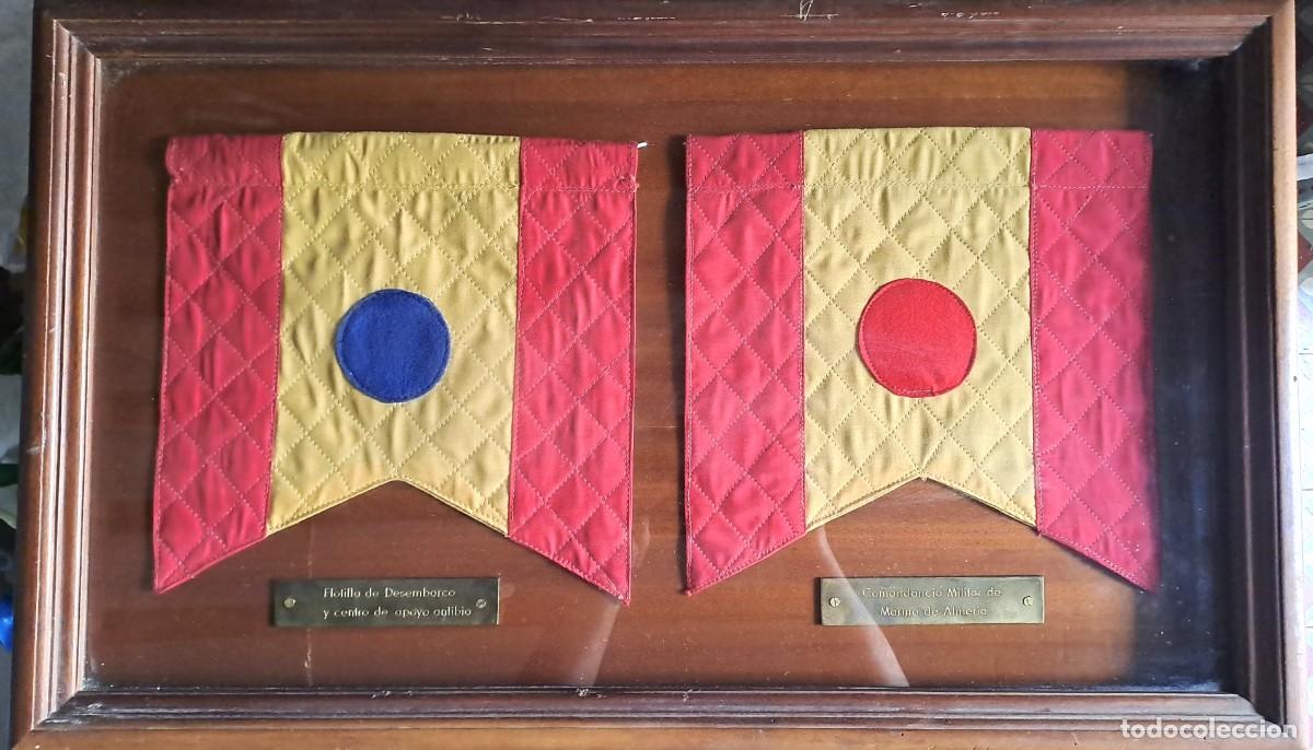 Coleccionismo: CUADRO DE MADERA CON CRISTAL QUE INCLUYE BANDERAS MILITARES Y PLACAS PERSONALIZADAS. CUADBANDERA-01