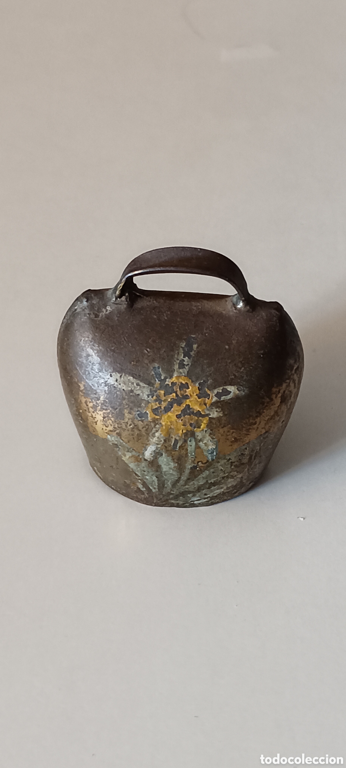 Collectionnisme: Cencerro/campana de animal vintage pintada a mano.