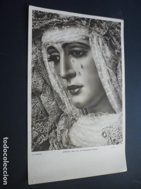 Coleccionismo: SEVILLA SEMANA SANTA ESPERANZA DE TRIANA LAMINA FOTO SERRANO HUECOGRABADO FOURNIER 19,5 X 31 CM