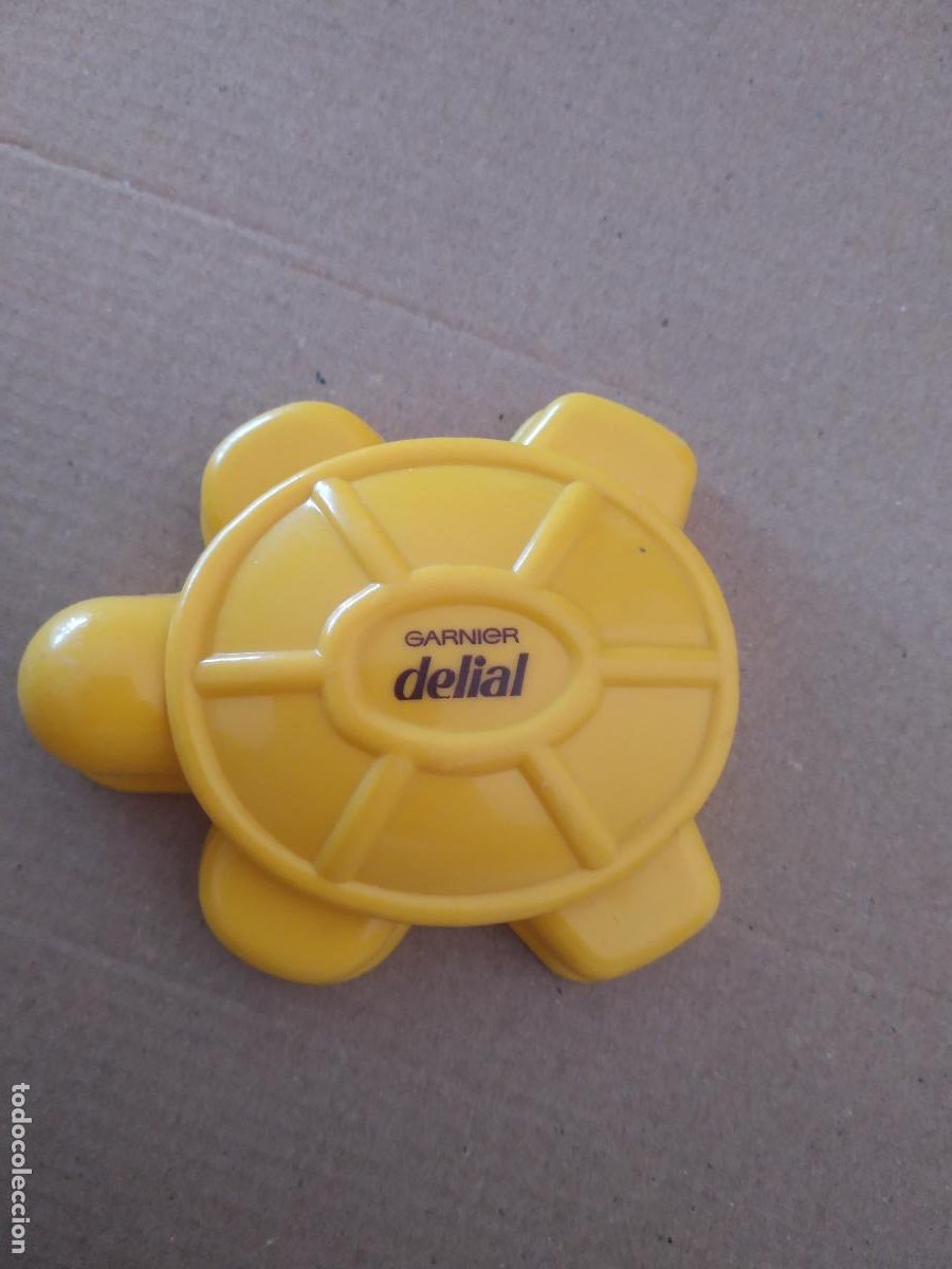 Colecionismo: JUGUETE DE COLOR AMARILLO PUBLICIDAD GARNIER DELIAL TORTUGA MIDE 9CM X 7,5CM