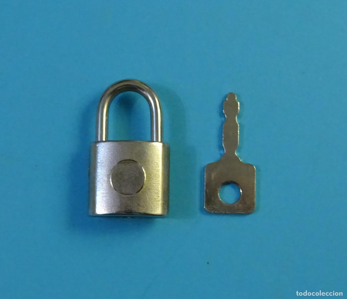 Coleccionismo: PEQUE&Ntilde;O CANDADO CON SU LLAVE. SIN MARCA - Foto 1