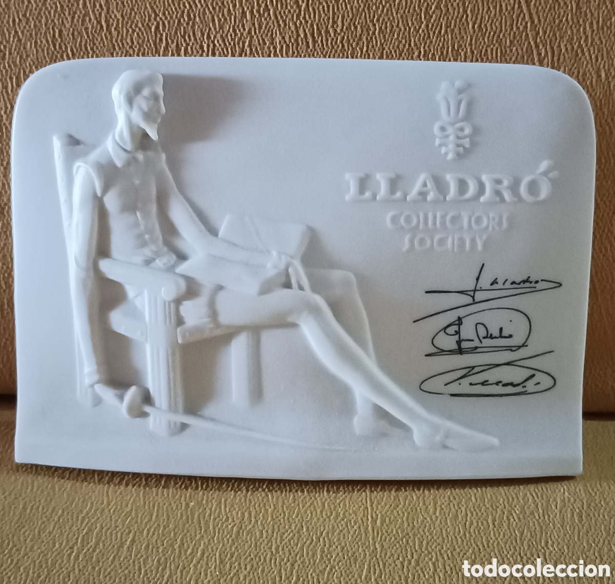 Coleccionismo: Figura Lladr&oacute; placa porcelana en bajorrelieve con figura del Quijote y las firmas hermanos Lladr&oacute;