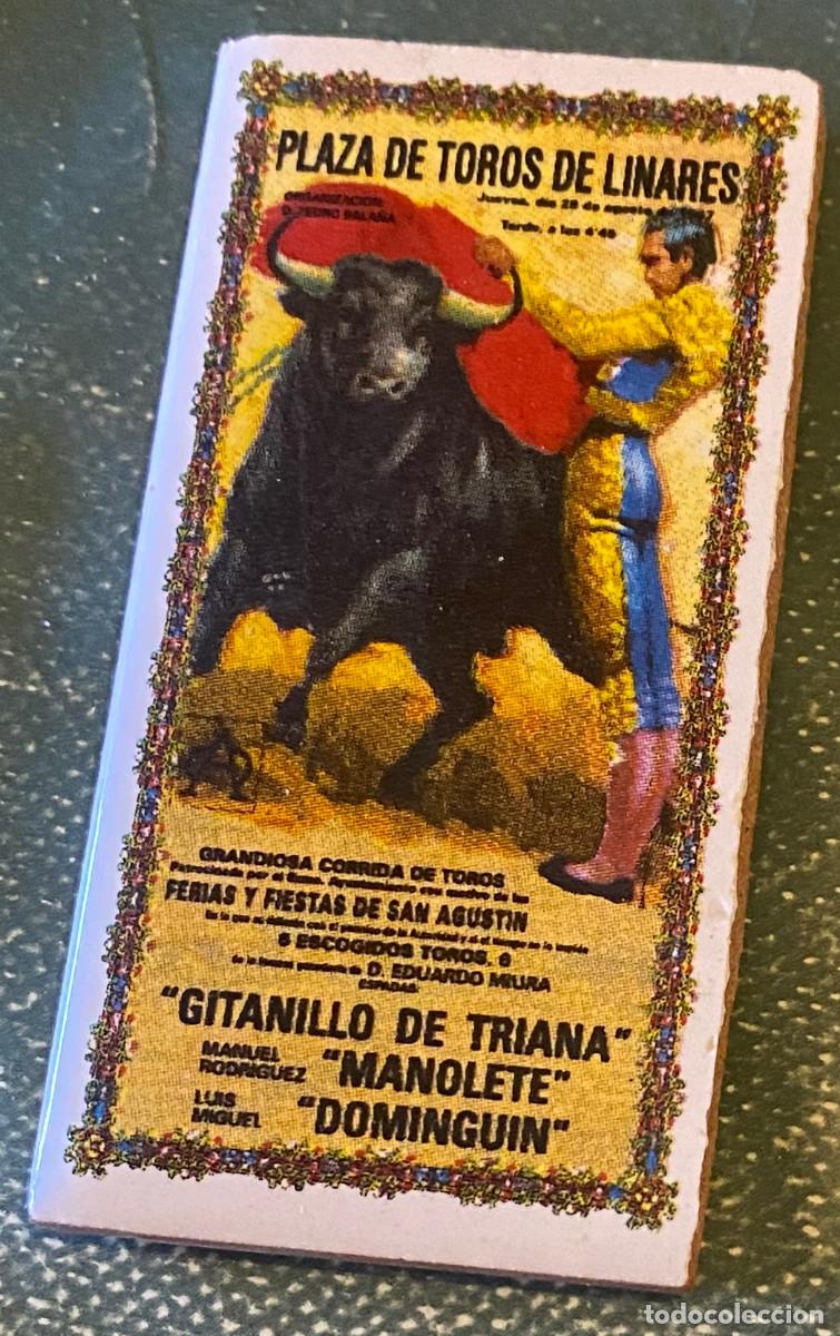 Sammeln: Im&aacute;n para el frigor&iacute;fico. Recuerdo tur&iacute;stico de Linares, Ja&eacute;n. Cartel de toros. Cer&aacute;mica. 4 x 8 cm.
