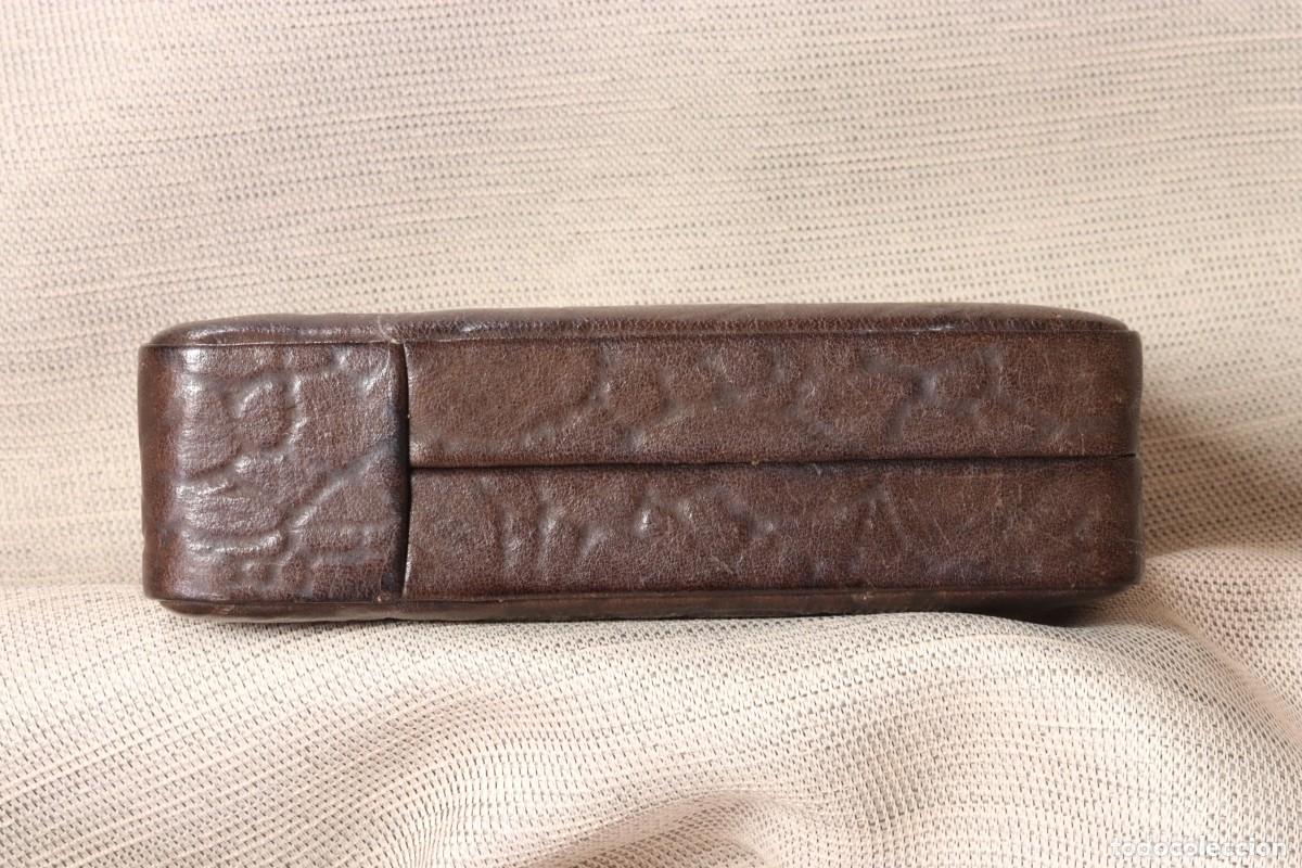 Coleccionismo: Caja tabaquera de piel. Rectangular. A&ntilde;os 50 Leather tobacco box. Rectangular. 1950s - Foto 2