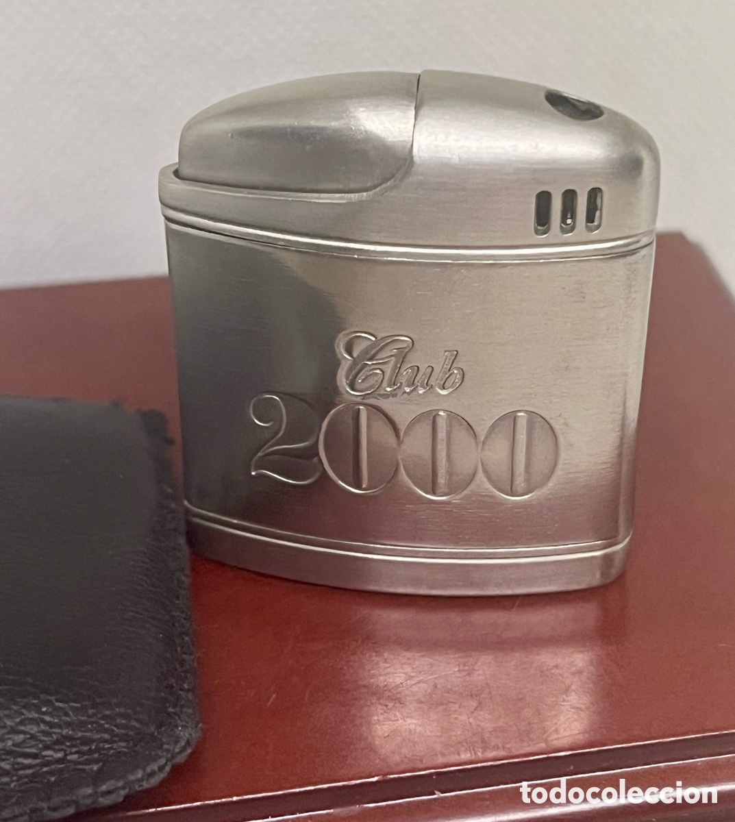 Coleccionismo: MECHERO CLUB 2000 Con FUNDA DE CUERO FUNCIONA - Foto 1