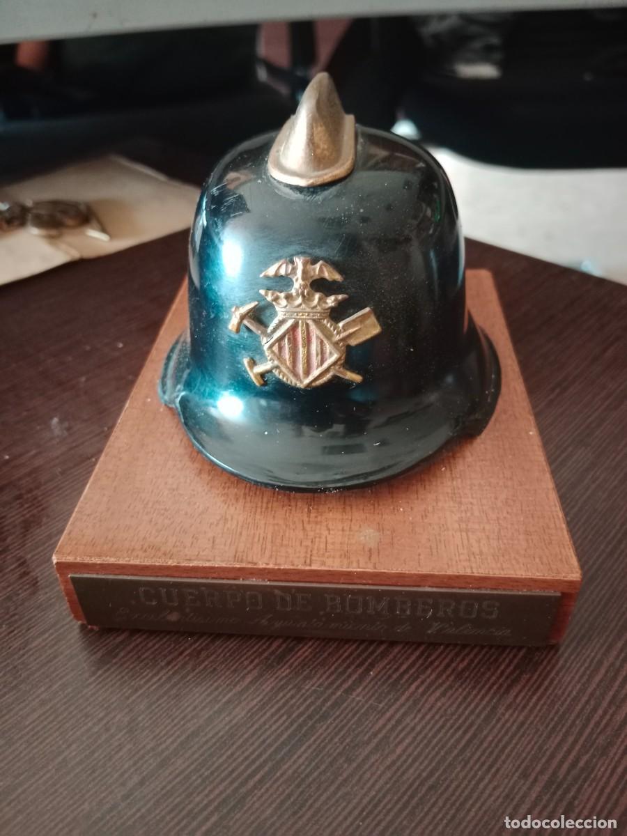 Coleccionismo: PISAPAPELES - CUERPO DE BOMBEROS DE VALENCIA - CASCO A ESCALA SOBRE PEANA DE MADERA
