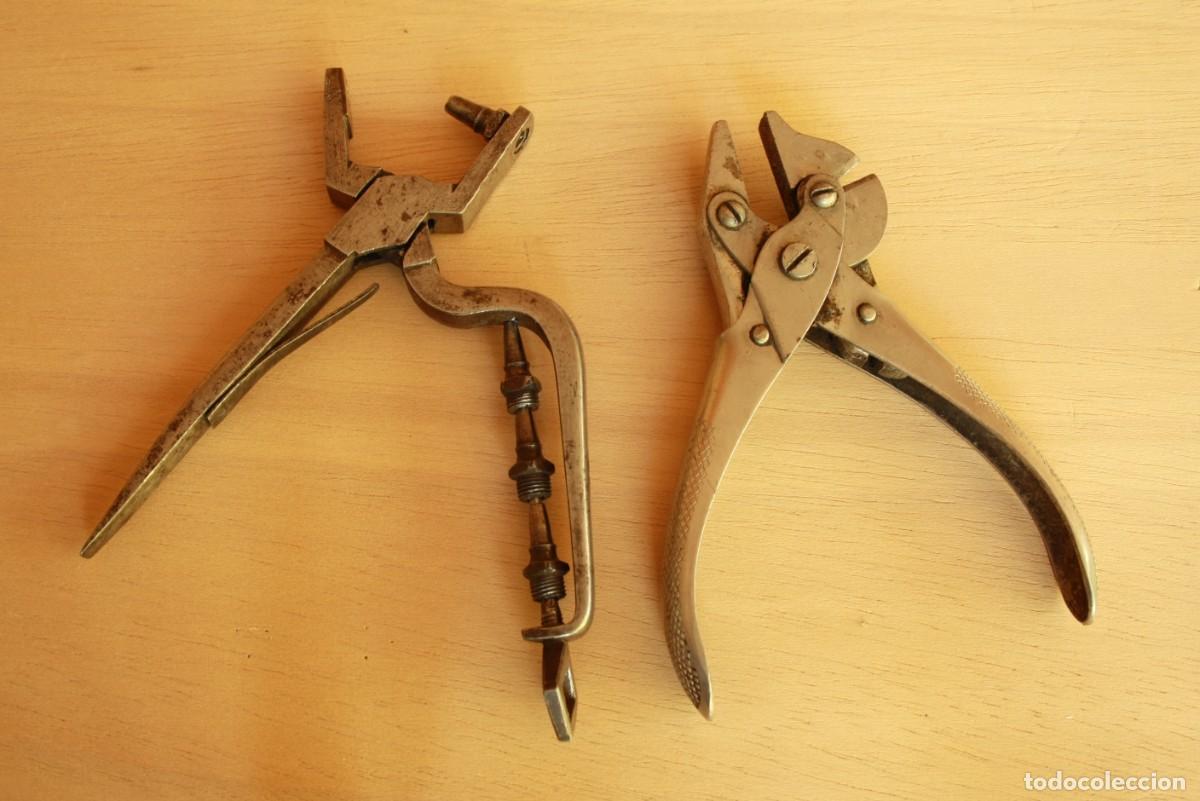 Coleccionismo: 2 antiguas herramientas. Alicate de corte lateral y perforadora de cuero.