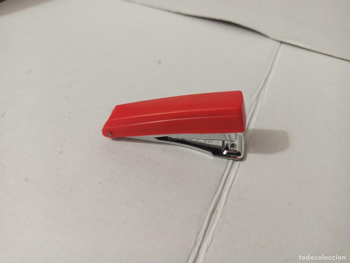 Coleccionismo: Peque&ntilde;a grapadora liliput. - Foto 1
