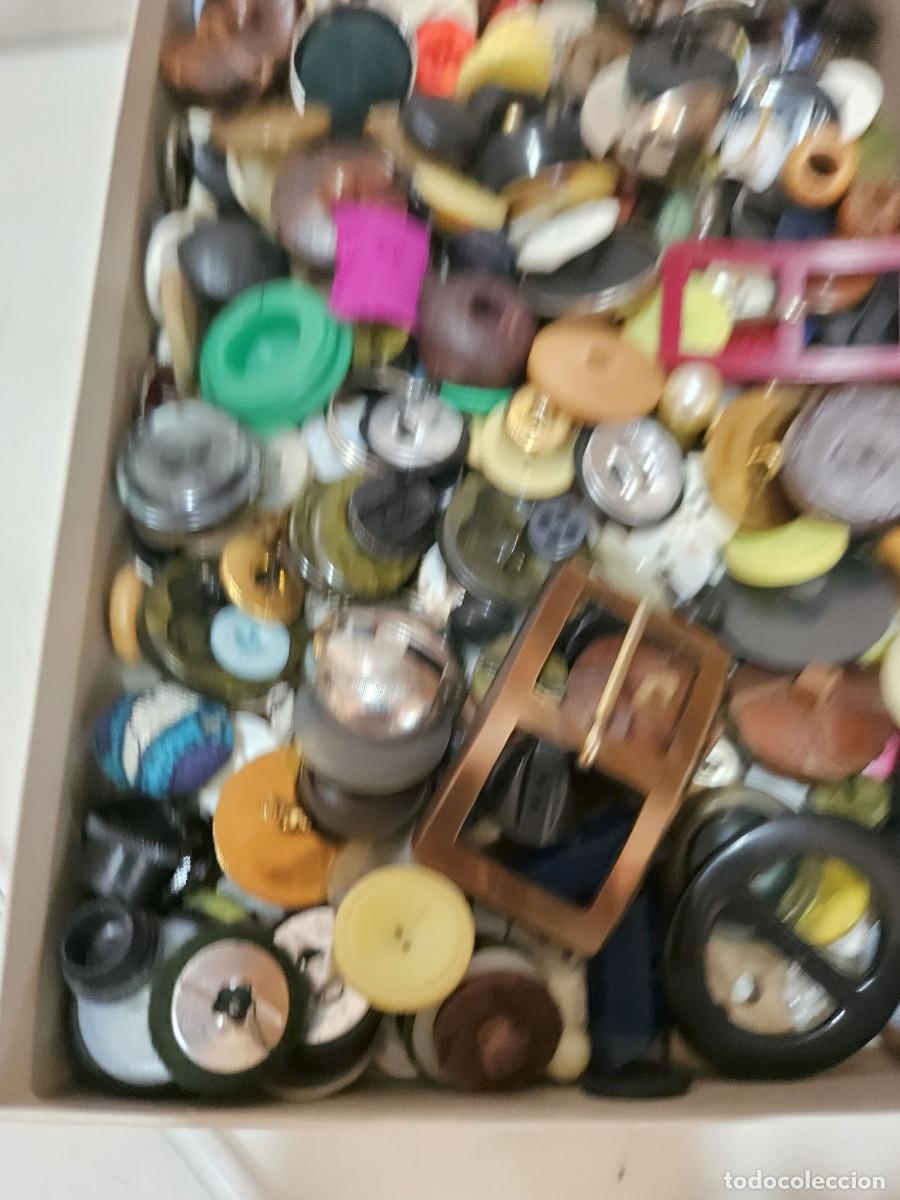 Coleccionismo: 200 botones antiguos - Foto 2