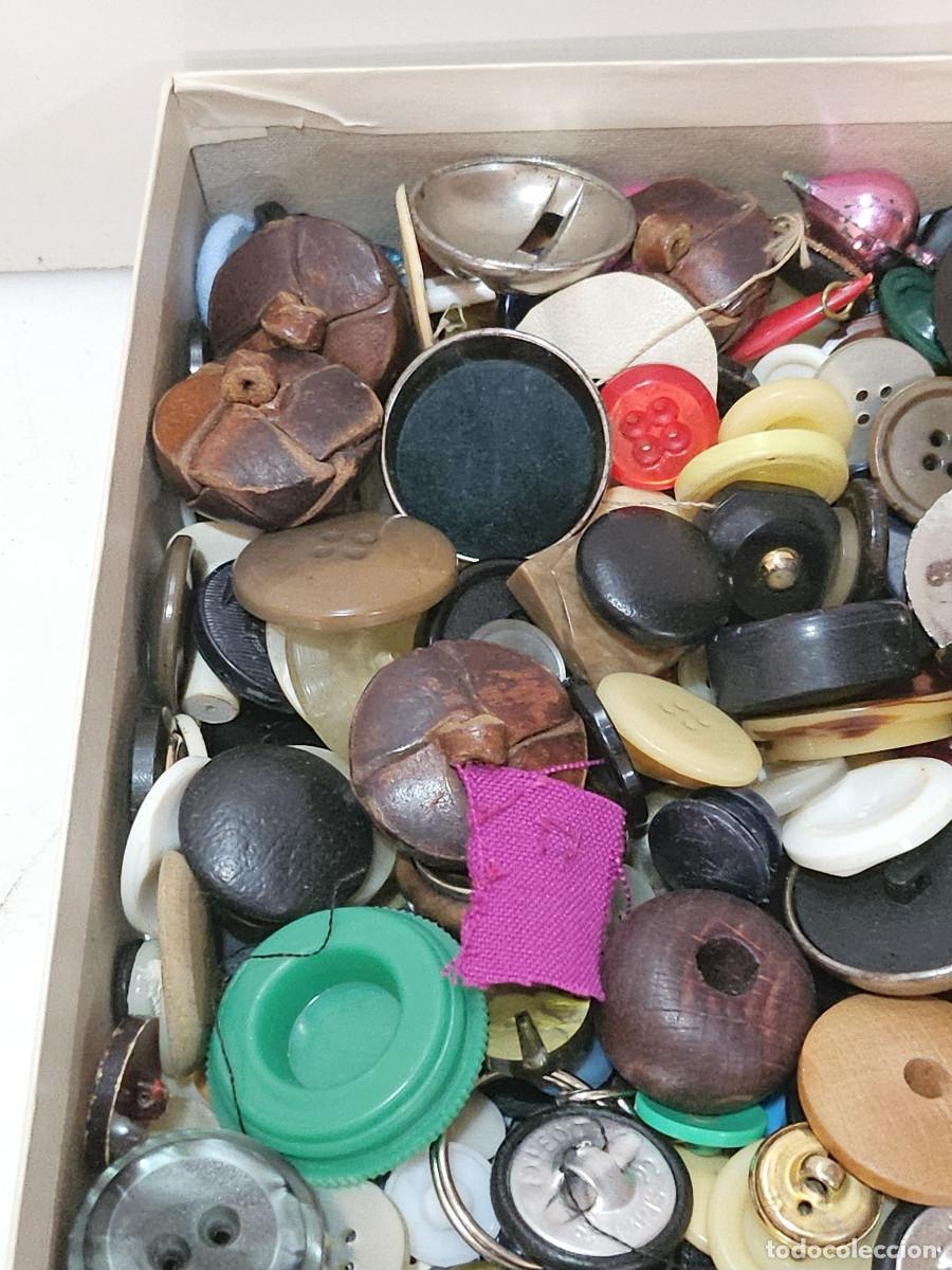Coleccionismo: 200 botones antiguos - Foto 3