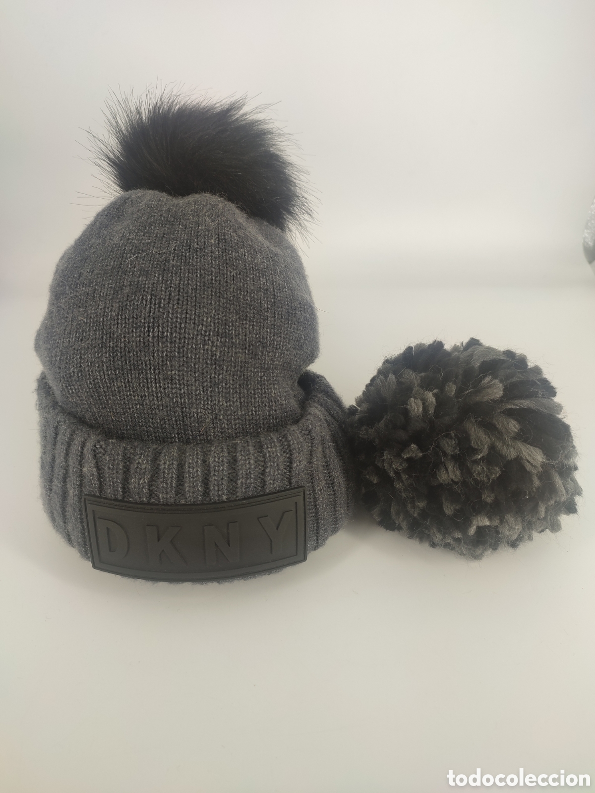 Coleccionismo: Gorra de invierno DKNY con pomp&oacute;n. - Foto 2