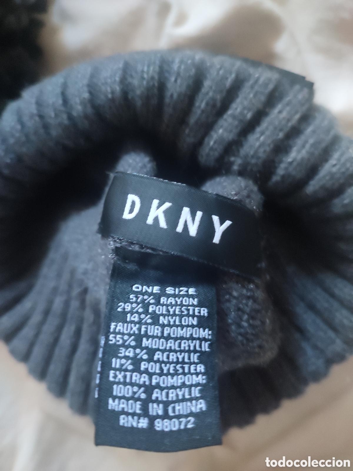 Coleccionismo: Gorra de invierno DKNY con pomp&oacute;n. - Foto 4