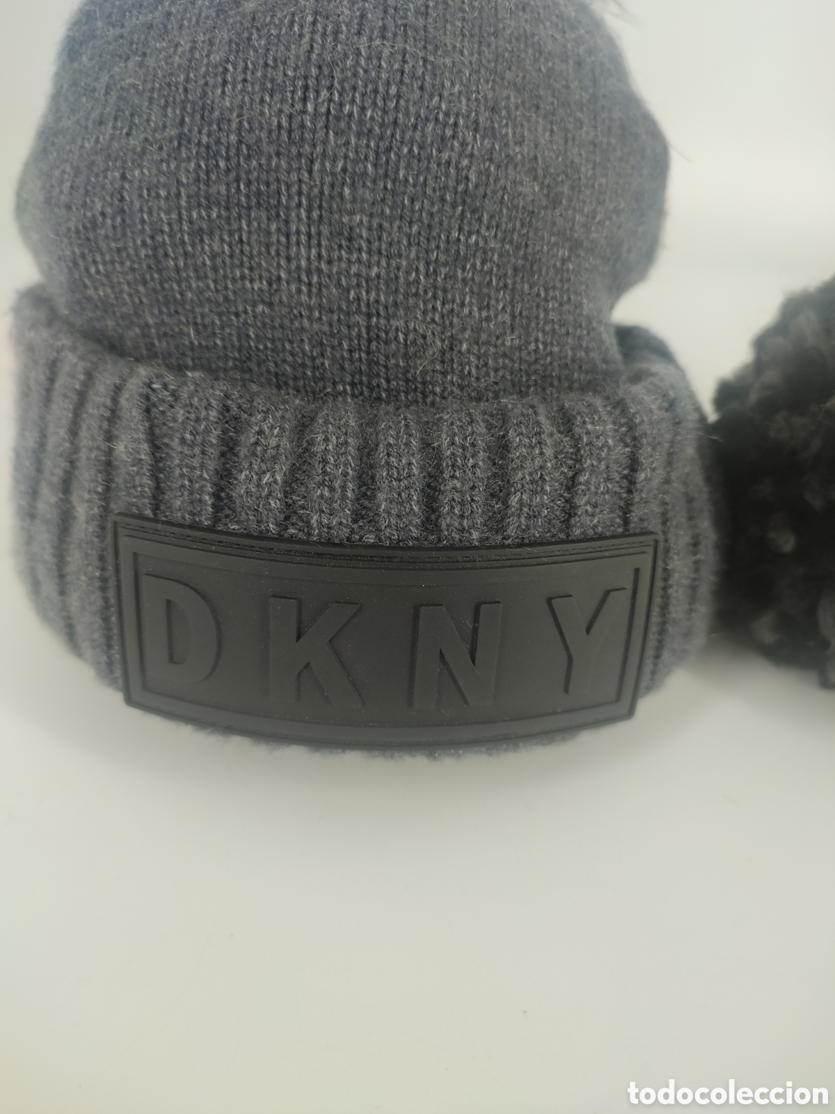 Coleccionismo: Gorra de invierno DKNY con pomp&oacute;n. - Foto 1