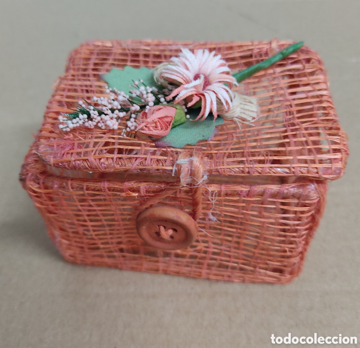 Coleccionismo: Peque&ntilde;a cesta de mimbre con flores - Foto 1