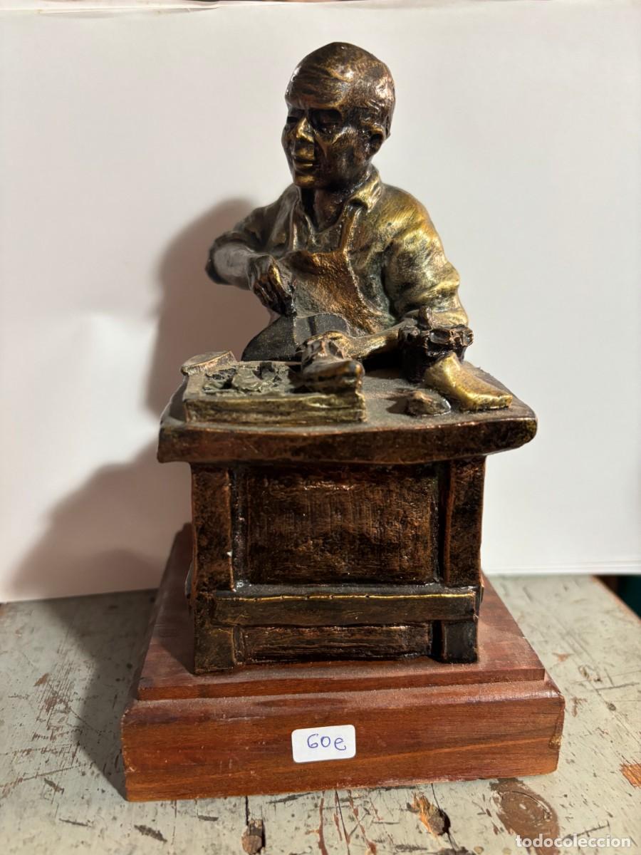 Coleccionismo: FIGURA ZAPATERO SIN IDENTIFICAR DE METAL. FIGUMETAL-03