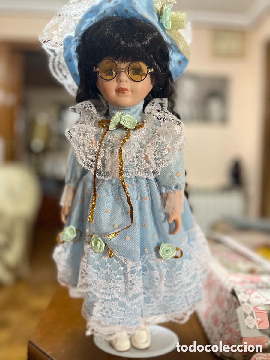 Coleccionismo: Mu&ntilde;eca de porcelana con soporte - Foto 2
