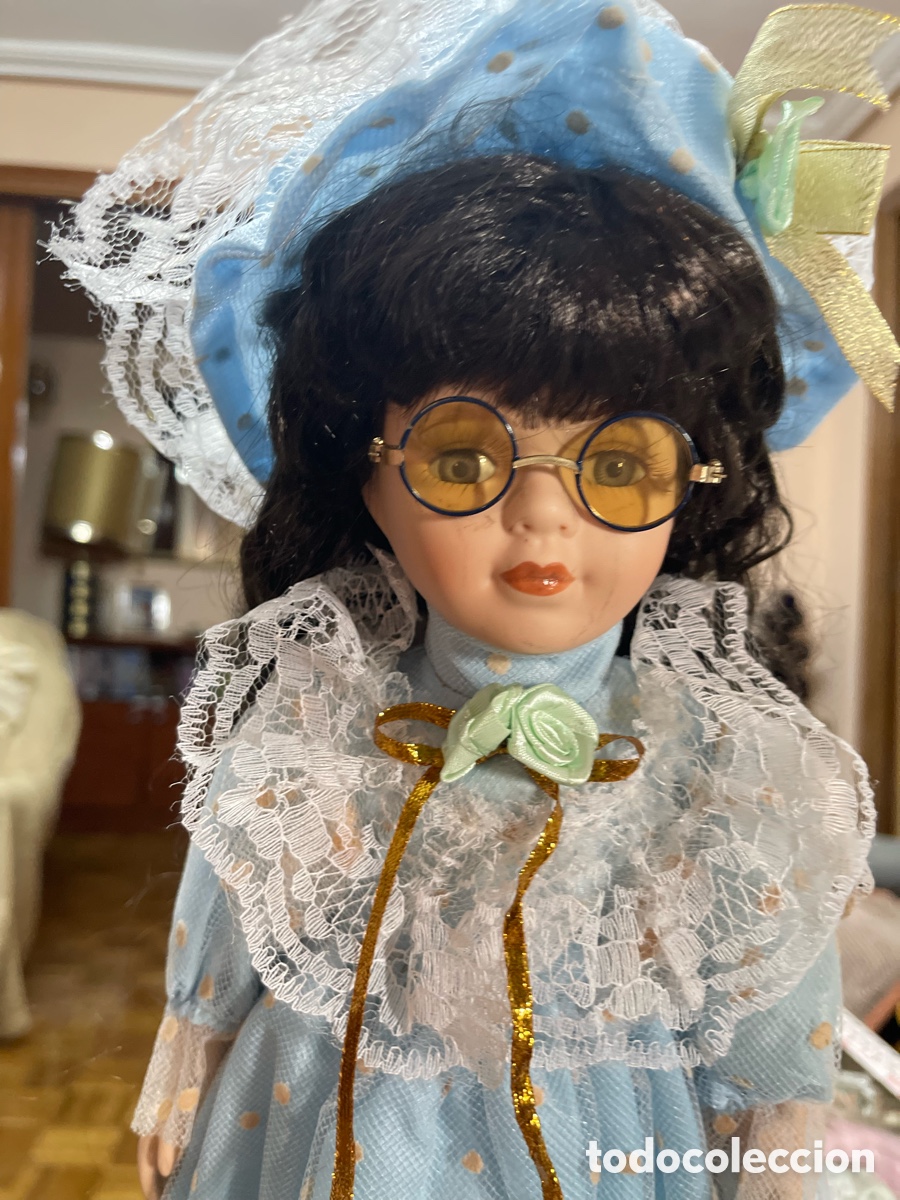 Coleccionismo: Mu&ntilde;eca de porcelana con soporte - Foto 1