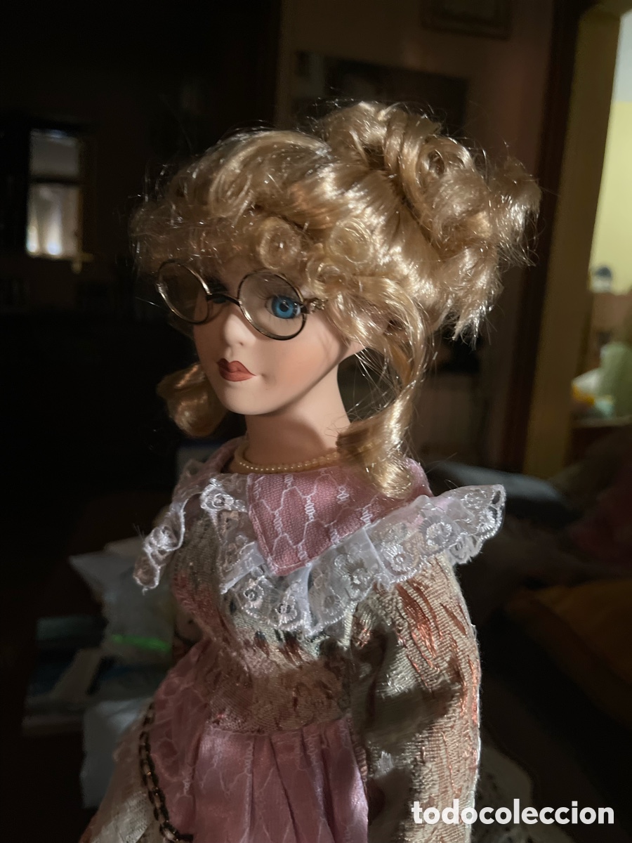 Coleccionismo: Mu&ntilde;eca de porcelana con soporte - Foto 5