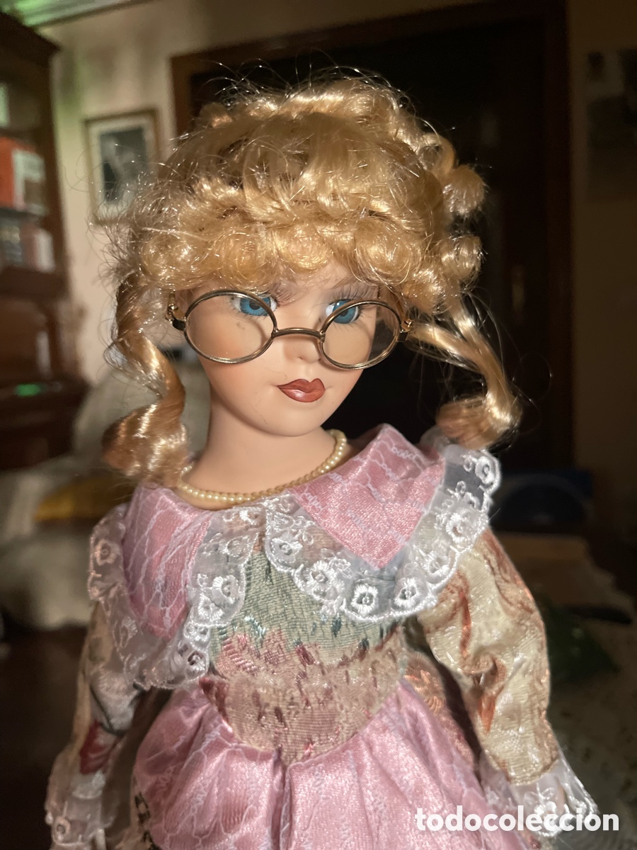 Coleccionismo: Mu&ntilde;eca de porcelana con soporte - Foto 1