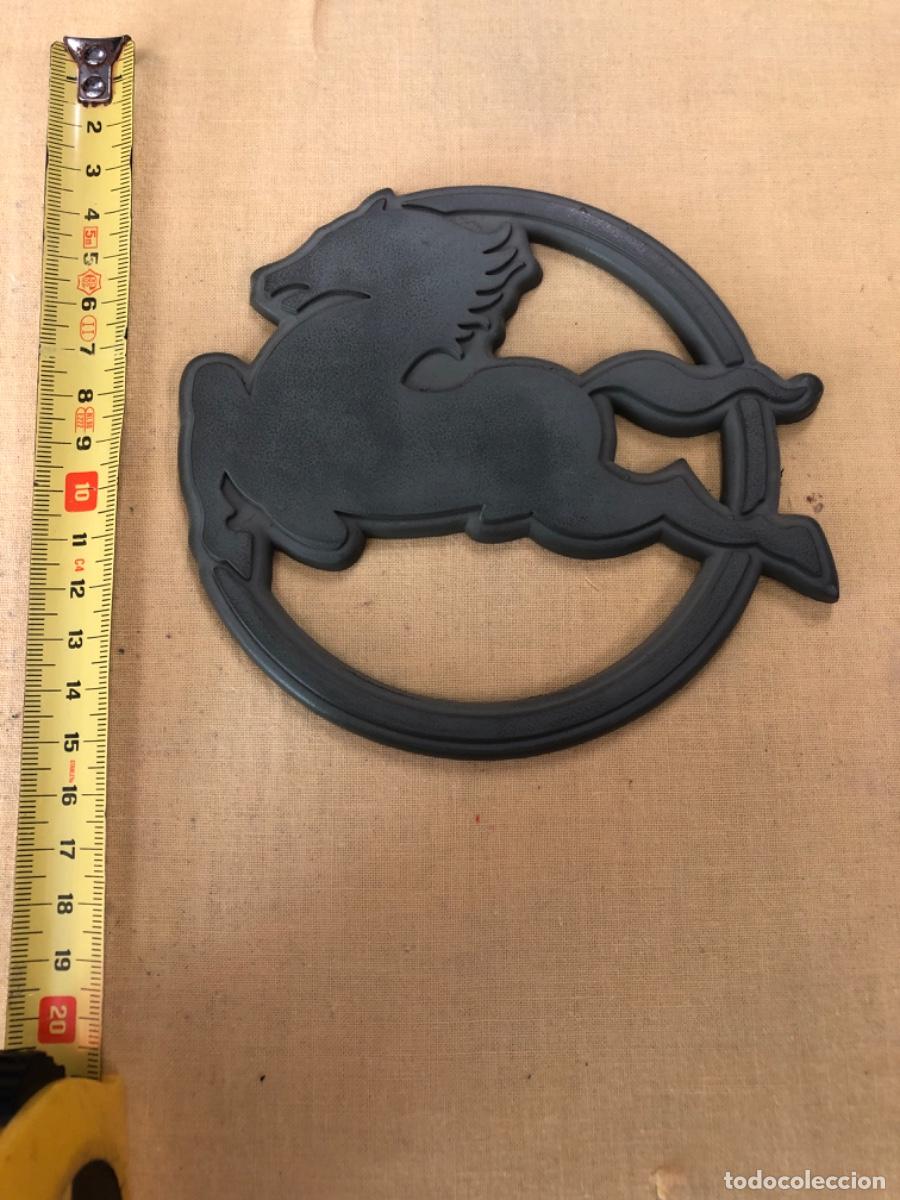 Coleccionismo: LOGO PEGASO. De alg&uacute;n veh&iacute;culo. - Foto 1