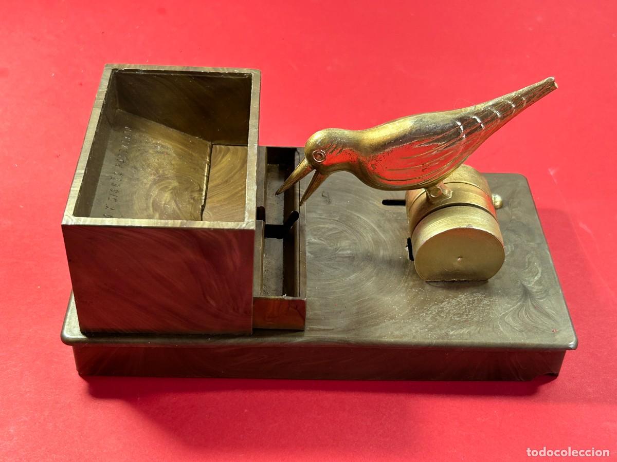 Coleccionismo: EXPENDEDOR DISTRIBUIDOR DE CIGARRILLOS CON PAJARO - Foto 1