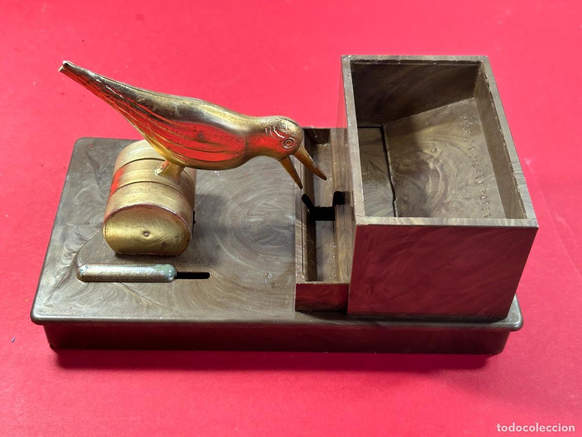 Coleccionismo: EXPENDEDOR DISTRIBUIDOR DE CIGARRILLOS CON PAJARO - Foto 2