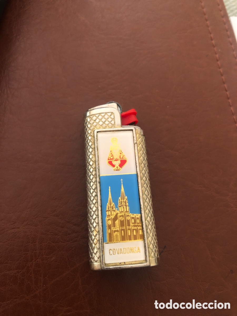 Coleccionismo: Funda de metal dorado -- para mechero encendedor -- Virgen de Covadonga. ASM